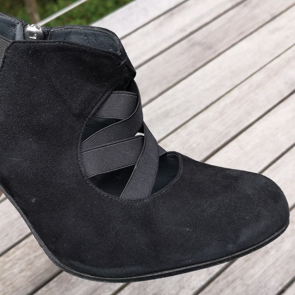 Donald J Pliner suede strappy heels - Picture 3 of 16